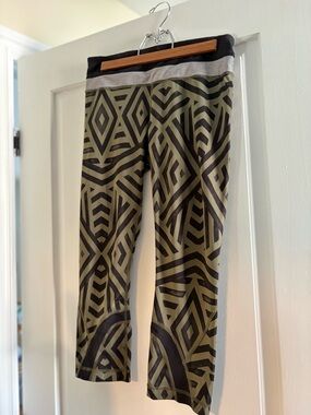 LULULEMON Run Inspire Cropped Leggings in Olive and Black (US 6)